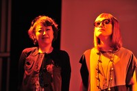 ドラマチックな照明に照らされる久保ミツロウ（左）と能町みね子（右）。