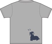 宇仁田ゆみがデザインしたTシャツ「ベニムスメ ヘッドフォン」バック。