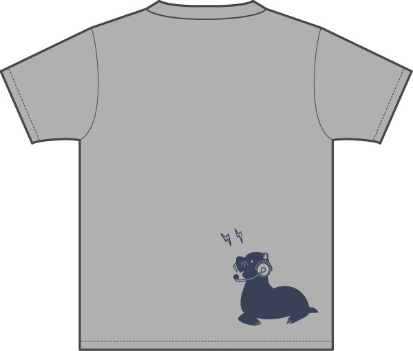 宇仁田ゆみがデザインしたTシャツ「ベニムスメ ヘッドフォン」バック。