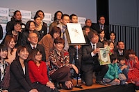 選考員らを交えたフォトセッションの模様。