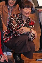 しゃがむヤマザキマリ。