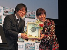 「銀の匙 Silver Spoon」でマンガ大賞2012を受賞した荒川弘の担当編集者（左）と、プレゼンターを務めたヤマザキマリ。