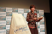 マンガ大賞2012の受賞作を読み上げるヤマザキマリ。