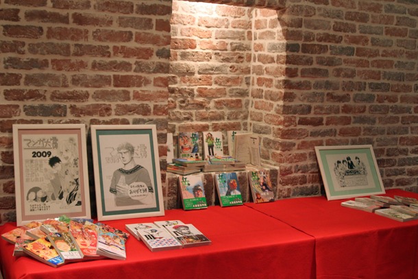 授賞式会場には、過去の大賞作と受賞イラストが展示された。