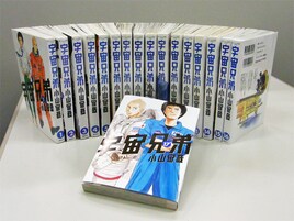 800書店の特設棚がズラリ！「宇宙兄弟」装飾コンテスト