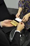 三顧の礼名刺ケースの使用イメージ。緊張する名刺交換の場面でもつかみはOK。(C)光プロダクション