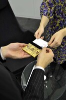 三顧の礼名刺ケースの使用イメージ。緊張する名刺交換の場面でもつかみはOK。(C)光プロダクション