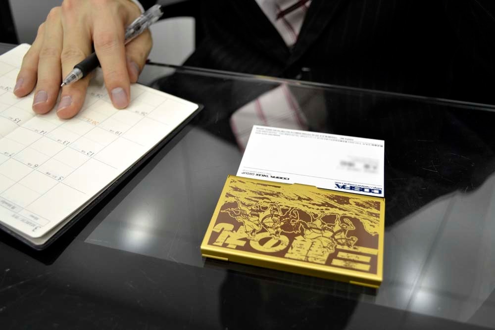三顧の礼名刺ケースの使用イメージ。デスクの上で独特の存在感を放っている。(C)光プロダクション