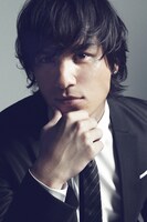 オープニングテーマを歌うJP。