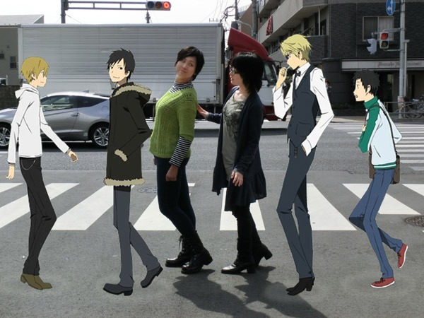 画像合成機能の使用例。池袋で撮影すれば、「デュラララ!!」の世界に入り込んだかのような1枚も撮影可。(C)成田良悟／アスキー・メディアワークス／池袋ダラーズ・MBS