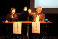 乾杯する西原と安彦。