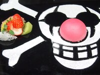 「バギーの赤っ鼻ムースとバラバラのフルーツ添え」 （890円）