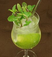 「たっぷり絞ったライムのカクテル」 （680円）