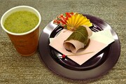 「天空のお花見カフェ」で提供中の「抹茶と和菓子のセット」（680円）。
