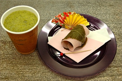 「天空のお花見カフェ」で提供中の「抹茶と和菓子のセット」（680円）。