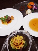 レストラン「マドラウンジ」で提供中の、海上レストラン「バラティエ」コース（6000円）。