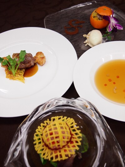 レストラン「マドラウンジ」で提供中の、海上レストラン「バラティエ」コース（6000円）。