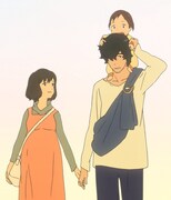 「おおかみこどもの雨と雪」弟・雨を肩車するおおかみおとこと、手を繋ぐ花。(C)2012「おおかみこどもの雨と雪」製作委員会