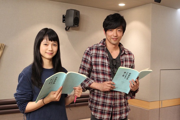 宮﨑あおい（左）、大沢たかお（右）のアフレコ風景。(C)2012「おおかみこどもの雨と雪」製作委員会