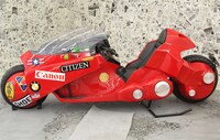 「大友克洋GENGA展」に展示されている、金田のバイクのレプリカ。試乗と記念撮影が可能。
