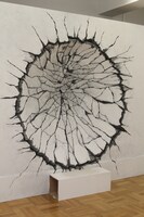 「童夢の壁」。踏み台に上がり、超能力に押し潰される様子が真似できる。