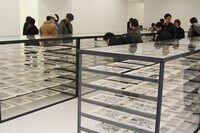 「AKIRA」の全原稿が展示されたスペース。ショーケースに美しく並べられている。