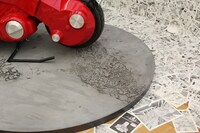 バイクが置かれた床にも、「AKIRA」らしさを再現する細かな工夫が。