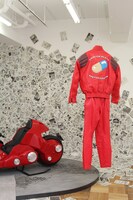 バイクスーツのレプリカも展示。