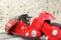 熱烈なファンが約1000万円かけて制作したという金田バイク。福岡から自走で到着したため、タイヤには汚れも。