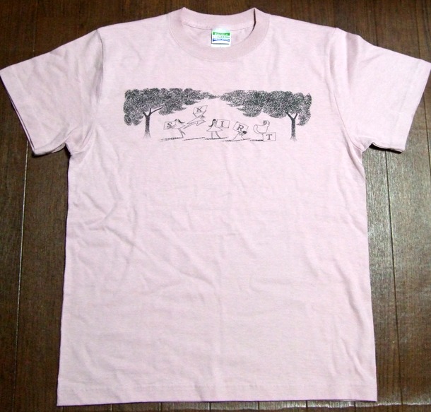 Tシャツは2色展開で、写真のものはモーブ。