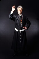 藤本獅郎（今井靖彦） (C)加藤和恵／集英社・LIVE ACT「青の祓魔師」製作委員会