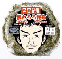 六太の天然パーマをモチーフにした「黒とろろ昆布（梅ごはん）」味のおむすび。130円。(C)小山宙哉/講談社
