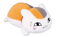 A賞の「くつろぎニャンコ先生ぬいぐるみ」。(C)緑川ゆき・白泉社／「夏目友人帳」製作委員会