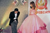 平井伸治知事は執事役として、王女をしっかりとエスコート。