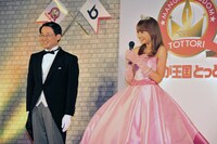 王女がお話されている最中も、休まずビシッとキメるのが執事の心得だ。