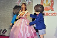 王女のフリップを受け取るコナンくん。発表会の最中は王女を護るナイトのように側に立ち、様々な場面でサポート役を買って出ていた。