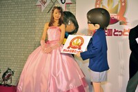 しっかりと王女からフリップを受け取るコナンくん。