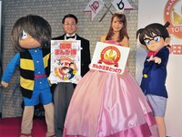 写真中央の左が平井伸治知事、右がトットリンドル王女ことトリンドル玲奈。また発表会には鬼太郎、コナンの着ぐるみもやってきて、場を盛り上げた。