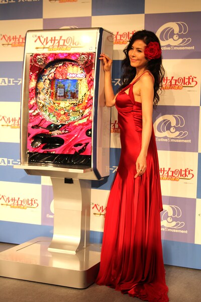 「CRベルサイユのばら 薔薇の運命」PRイベントに出演した杉本彩。