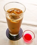 春野姫をイメージしたドリンク。ミルクココアにベリーソースを添えて。(C)異識・芳文社／あっちこっち製作委員会