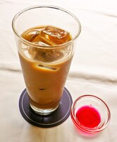 春野姫をイメージしたドリンク。ミルクココアにベリーソースを添えて。(C)異識・芳文社／あっちこっち製作委員会