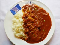 「はちぽち特製！ハヤシライス」旗の絵柄はランダム。(C)異識・芳文社／あっちこっち製作委員会