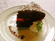 日替わりケーキのお皿には「はちぽち」の足跡マークをステンシル。ケーキの種類は、店頭で確認を。(C)異識・芳文社／あっちこっち製作委員会