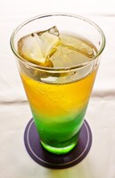 片瀬真宵をイメージしたドリンク。マンゴーソース、メロンシロップ、ブルーハワイシロップ入りのティーソーダ。(C)異識・芳文社／あっちこっち製作委員会