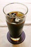 音無伊御をイメージしたドリンクは、クラッシュコーヒーゼリー入りのアイスコーヒー。(C)異識・芳文社／あっちこっち製作委員会