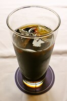 音無伊御をイメージしたドリンクは、クラッシュコーヒーゼリー入りのアイスコーヒー。(C)異識・芳文社／あっちこっち製作委員会