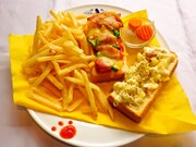 「はちぽち特製！サラダとピザのトーストのプレート」(C)異識・芳文社／あっちこっち製作委員会