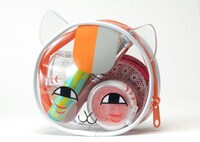 ニャンコ先生のクリアポーチに物を入れた様子。ご覧のとおりのスケスケっぷりだ。