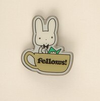 サイン会のお土産として用意されている「うさぎのヨシオ」のピンバッジ。