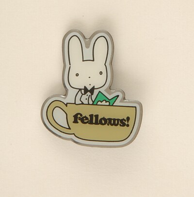 サイン会のお土産として用意されている「うさぎのヨシオ」のピンバッジ。